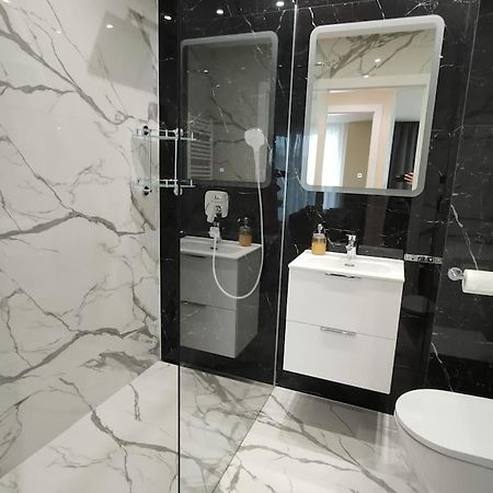 Piekny Apartament 3-Pokojowy คาโตวีตเซ ภายนอก รูปภาพ